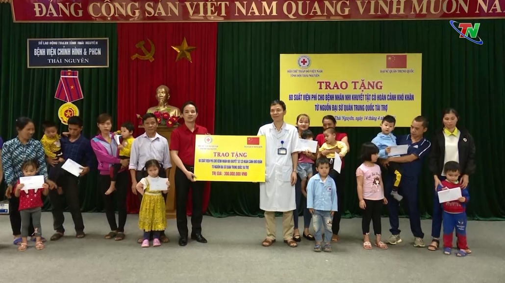 Trao tặng viện phí phẫu thuật cho 60 bệnh nhi khuyết tật