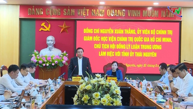 Đồng chí Nguyễn Xuân Thắng, Ủy viên Bộ Chính trị, Giám đốc Học viện Chính trị Quốc gia Hồ Chí Minh làm việc tại Thái Nguyên