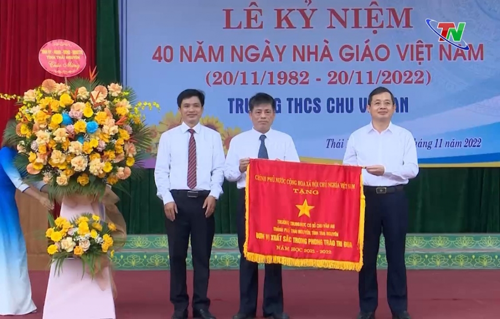Đồng chí Phó Bí thư Thường trực Tỉnh ủy dự lễ Kỷ niệm 40 năm Ngày nhà giáo Việt Nam