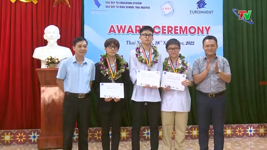 Khen thưởng học sinh đạt thành tích tại kỳ thi khoa học kỹ thuật quốc tế