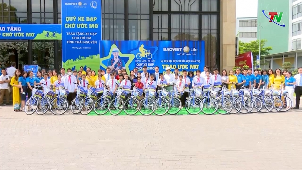 Trao tặng 100 xe đạp cho các em học sinh có hoàn cảnh khó khăn