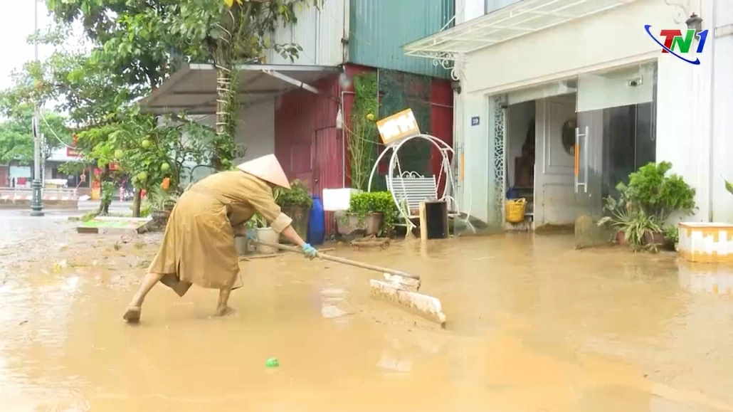 Người dân Thái Nguyên dọn nhà sau trận bão lũ