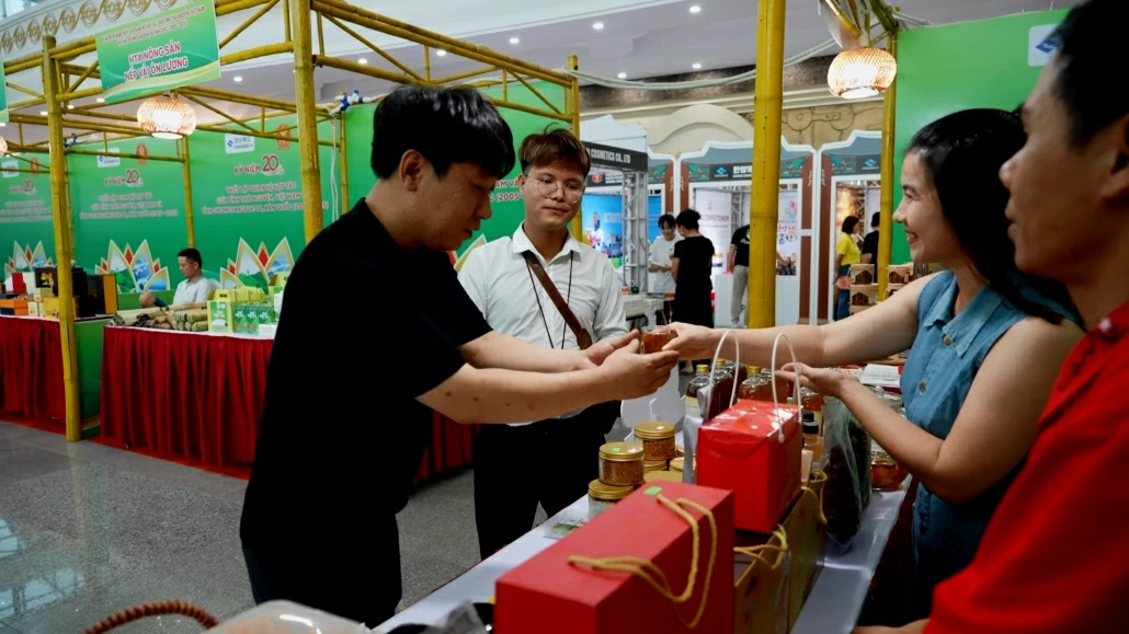 [Phóng sự ảnh]: Giao lưu các sản phẩm đặc trưng giữa 2 tỉnh Thái Nguyên và Gyeongsangbuk - do (Hàn Quốc)
