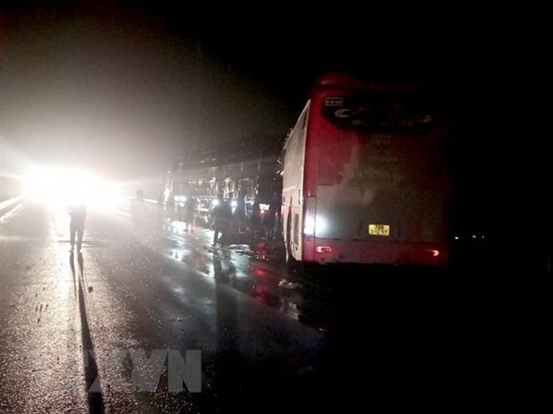 Xe khách đâm va với xe tải trên cao tốc Nội Bài-Lào Cai, 7 người thương vong