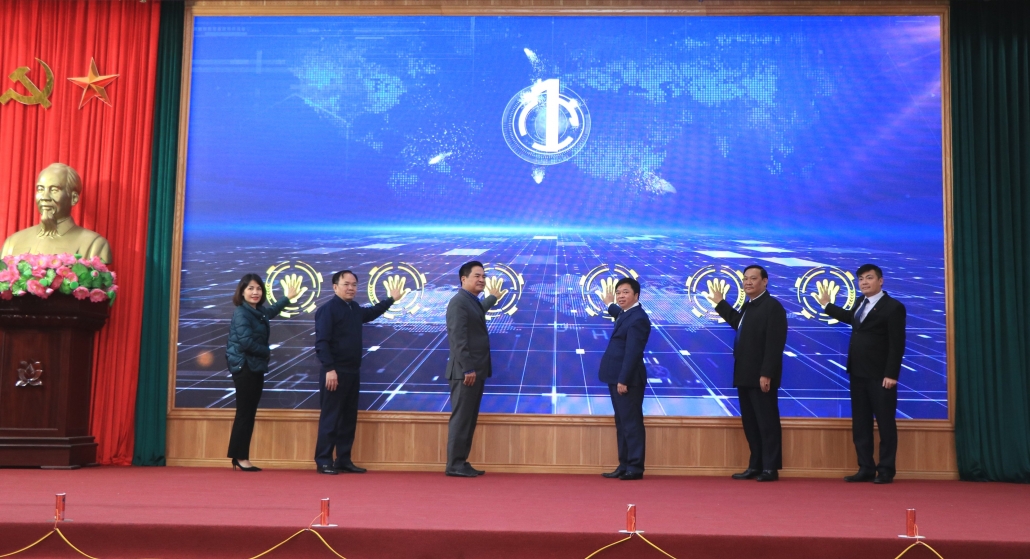 [Photo] Khai trương Trung tâm Điều hành thông minh cấp huyện đầu tiên tại Thái Nguyên