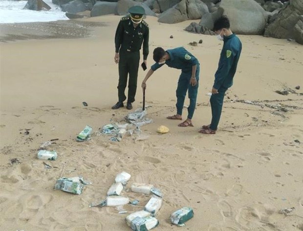 Quảng Ngãi: Nhiều gói nylon nghi chứa ma túy dạt vào bờ biển