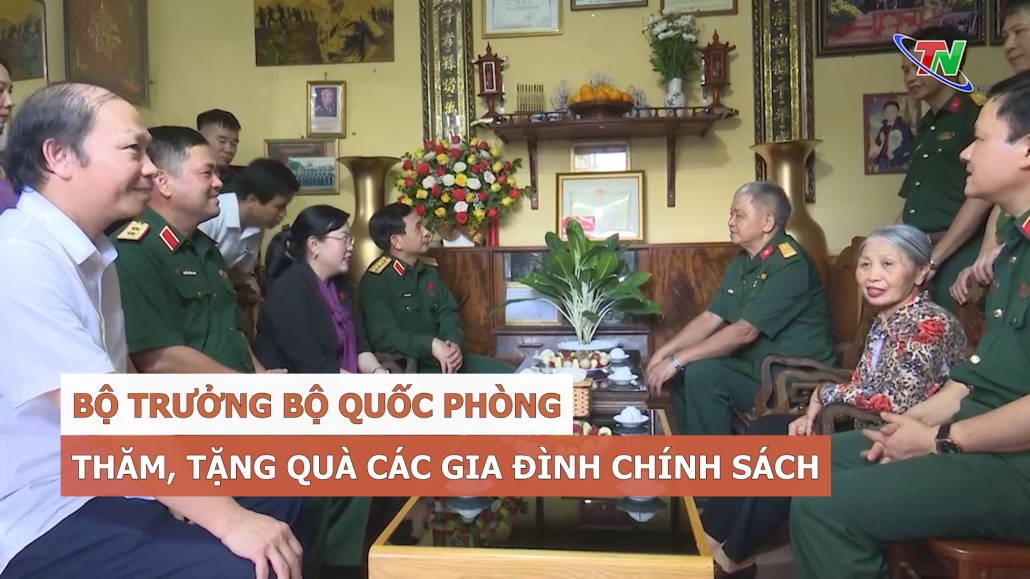 Bộ Trưởng Bộ Quốc phòng thăm, tặng quà các gia đình chính sách